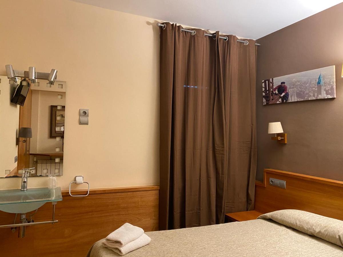 Hostal Galicia Cardedeu Exteriör bild