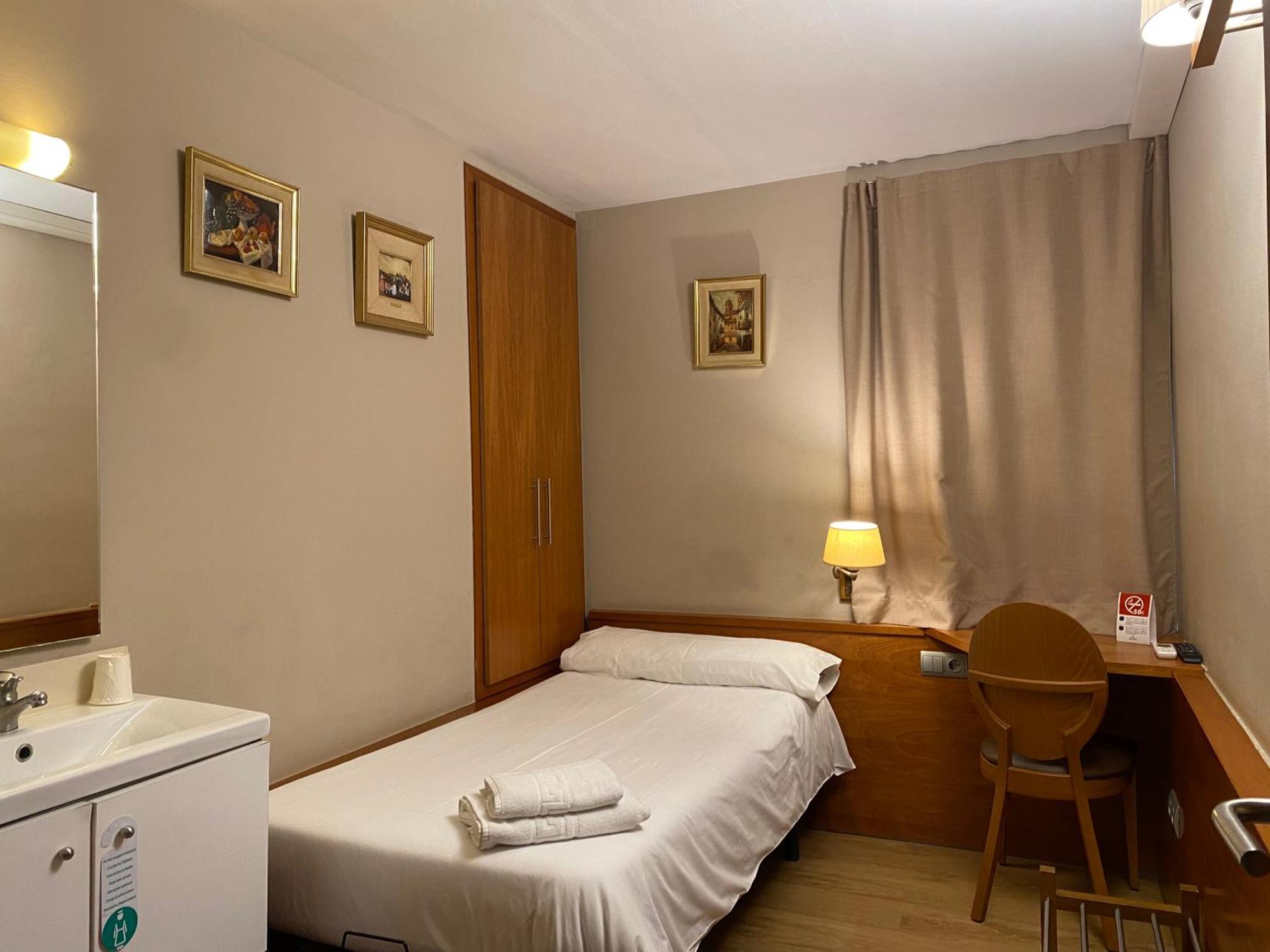 Hostal Galicia Cardedeu Exteriör bild